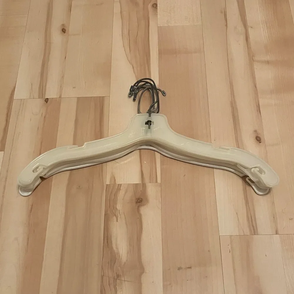 6 Plastic Clothing Hangers Clothes Hangers